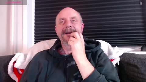 Snapshot of hardmrlazy chatting on December 22, 2024, 6:37 pm MrLazy online show from December 22, 2024, 6:37 pm