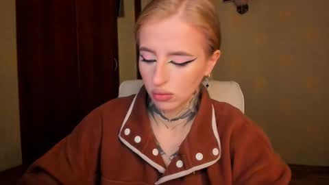 Julia online show from October 5, 2025, 5:39 am