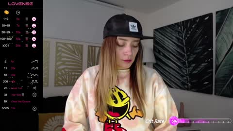 Snapshot of hat_girl chatting on December 6, 2024, 4:47 am Nicole online show from December 6, 2024, 4:47 am