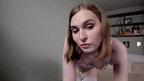 Mia online show from November 21, 2025, 6:01 am