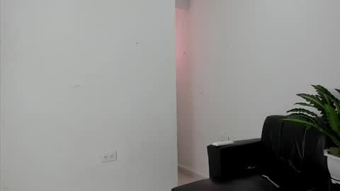 hazel_slim_ online show from February 20, 2026, 2:39 pm