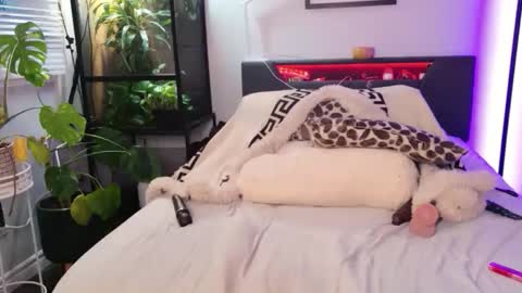 Hazeleo online show from April 17, 2026, 12:02 am