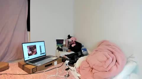 Snapshot of heavenngirlyy444 chatting on December 21, 2024, 3:58 am Heaven online show from December 21, 2024, 3:58 am