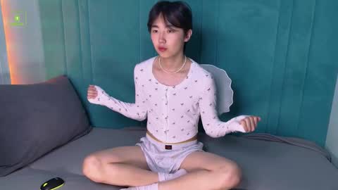 HEEJIN online show from October 18, 2025, 8:42 pm