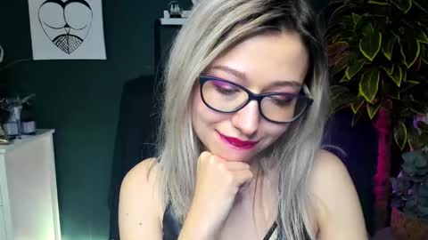 Snapshot of heidi_pleasure chatting on December 17, 2024, 10:34 am Heidi online show from December 17, 2024, 10:34 am