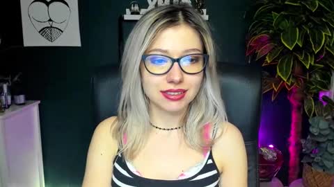 Snapshot of heidi_pleasure chatting on December 19, 2024, 12:01 pm Heidi online show from December 19, 2024, 12:01 pm