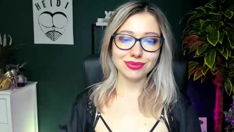 Snapshot of heidi_pleasure chatting on December 27, 2024, 1:50 pm Heidi online show from December 27, 2024, 1:50 pm