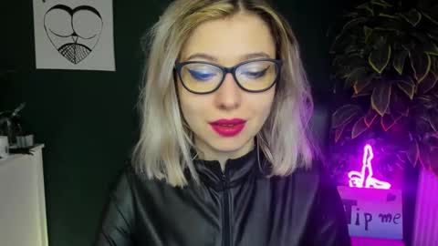 Snapshot of heidi_pleasure chatting on January 23, 2025, 5:35 am Heidi online show from January 23, 2025, 5:35 am