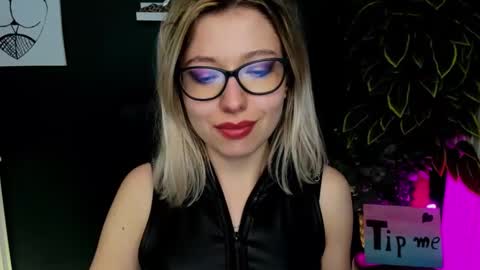 Snapshot of heidi_pleasure chatting on February 18, 2025, 12:28 pm Heidi online show from February 18, 2025, 12:28 pm