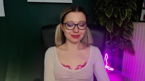 Snapshot of heidi_pleasure chatting on March 12, 2025, 12:04 pm Heidi online show from March 12, 2025, 12:04 pm