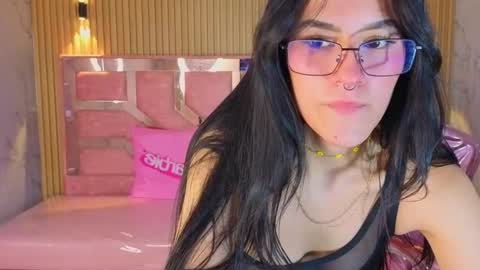 helena1_s online show from November 6, 2025, 8:10 pm