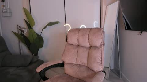 Helen online show from December 4, 2025, 6:49 pm