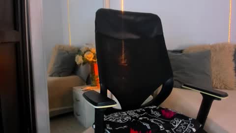 Helena Santos  online show from November 4, 2025, 11:31 am