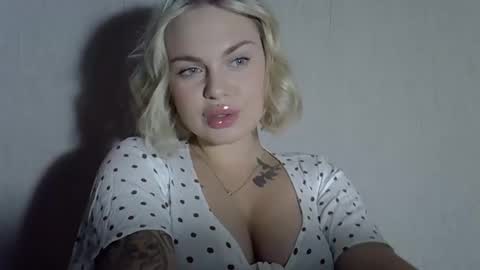 helga_now online show from September 10, 2025, 7:58 pm