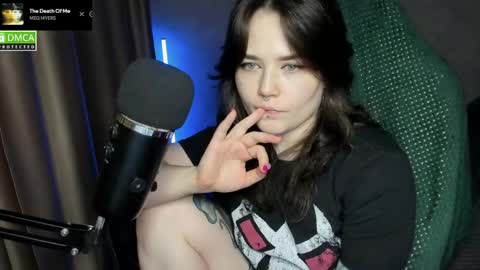 Snapshot of hell_hotline chatting on June 3, 2026, 7:41 pm Red online show from June 3, 2026, 7:41 pm