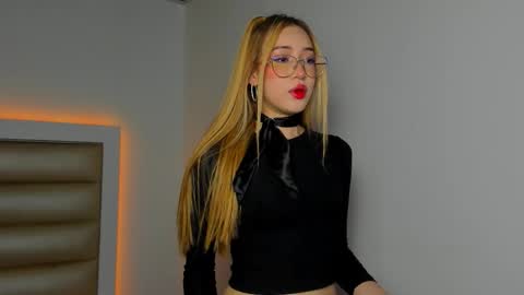 Snapshot of hellen__smith_ chatting on January 17, 2026, 7:28 pm hellen__smith_ online show from January 17, 2026, 7:28 pm