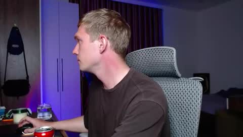 Snapshot of hercules__ chatting on October 6, 2025, 2:14 pm Gregblonde Alextattoo online show from October 6, 2025, 2:14 pm