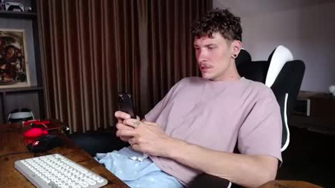 Snapshot of hercules__ chatting on November 18, 2025, 1:33 am Gregblonde Alextattoo online show from November 18, 2025, 1:33 am