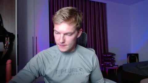 Snapshot of hercules__ chatting on November 18, 2025, 1:37 pm Gregblonde Alextattoo online show from November 18, 2025, 1:37 pm