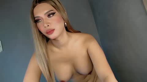 Snapshot of hermosa28 chatting on February 11, 2025, 4:01 am Queen Ava online show from February 11, 2025, 4:01 am