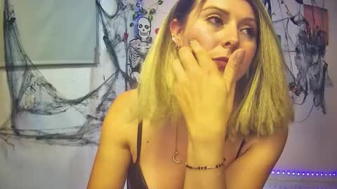 Hestesiaxx online show from October 16, 2025, 2:12 am