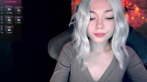 Snapshot of hey_nora_ chatting on October 28, 2025, 6:54 pm Nora online show from October 28, 2025, 6:54 pm