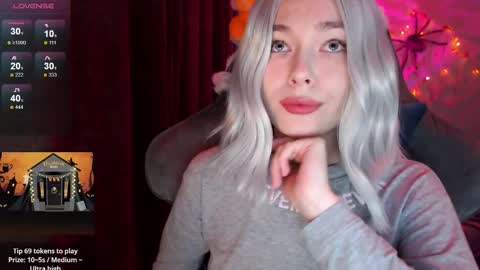 Snapshot of hey_nora_ chatting on November 3, 2025, 10:53 pm Nora online show from November 3, 2025, 10:53 pm