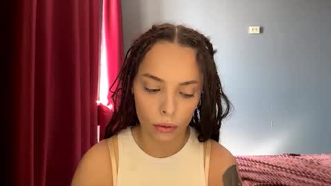 Snapshot of heyvibeee chatting on October 22, 2025, 8:47 am Gina online show from October 22, 2025, 8:47 am