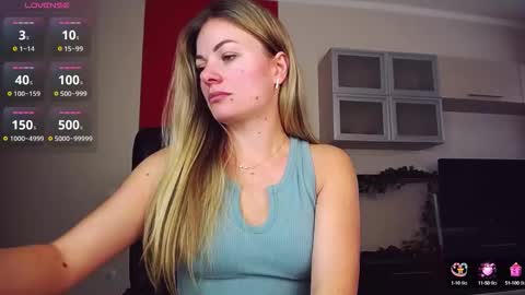 Lina online show from October 15, 2025, 11:21 am