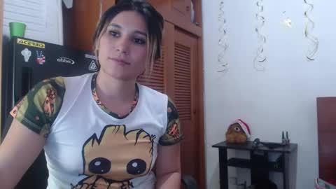 hilaril18 online show from December 5, 2024, 5:17 pm