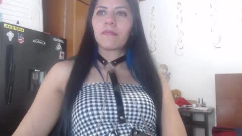 hilaril18 online show from December 25, 2024, 5:48 am