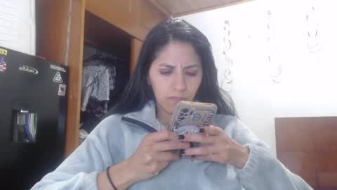 hilaril18 online show from December 25, 2024, 8:51 am