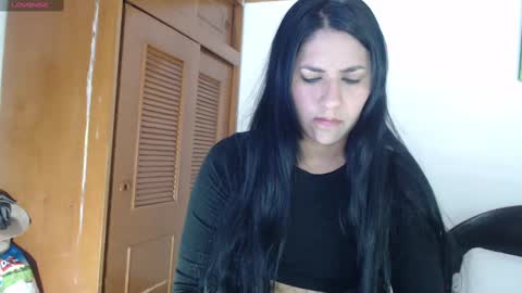 hilaril18 online show from November 23, 2025, 4:07 pm