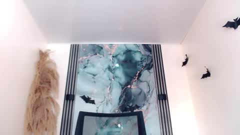 Hilary Avilan online show from November 4, 2025, 7:13 pm