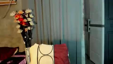 Snapshot of hilarymolly chatting on April 23, 2026, 12:29 pm hilarymolly online show from April 23, 2026, 12:29 pm