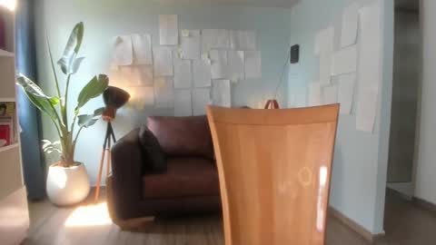 Hinnata online show from November 29, 2025, 6:11 pm