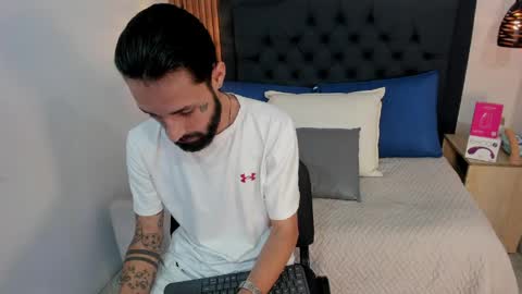 Hisoka online show from April 17, 2026, 7:39 pm