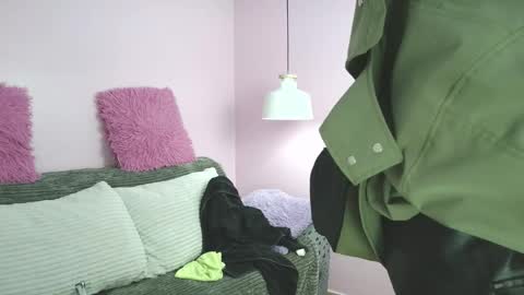 hiyakasudere_ online show from January 7, 2026, 12:29 pm