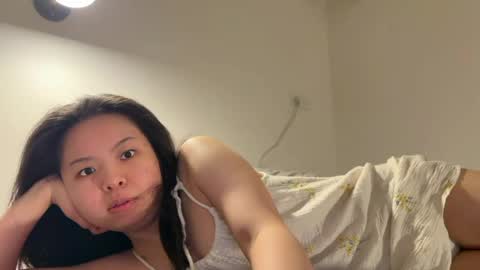 Snapshot of hola_sunflower chatting on May 6, 2026, 4:45 pm amy online show from May 6, 2026, 4:45 pm