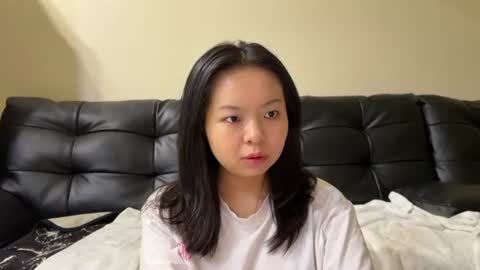 Snapshot of hola_sunflower chatting on June 8, 2026, 2:06 pm amy online show from June 8, 2026, 2:06 pm