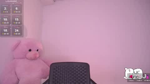 holly_16 online show from February 6, 2025, 10:32 pm