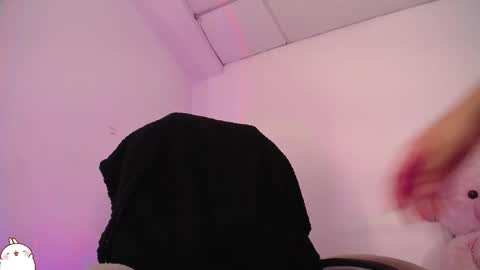 holly_16 online show from October 15, 2025, 12:44 am