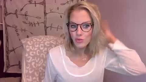 holly_bourbon online show from October 10, 2025, 11:48 pm