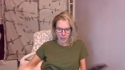 holly_bourbon online show from October 16, 2025, 2:34 am