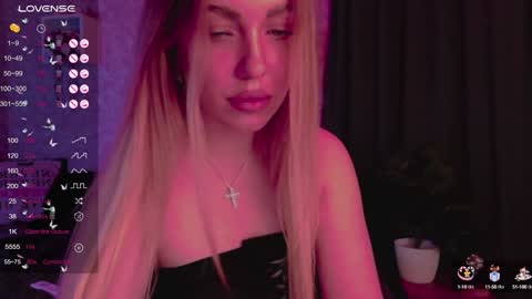 holly_molly8 online show from January 28, 2025, 7:00 pm