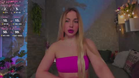 holly_molly8 online show from April 14, 2026, 3:40 pm