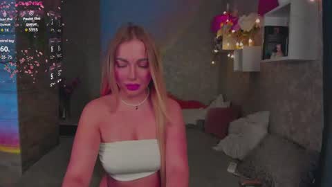 holly_molly8 online show from August 3, 2026, 7:28 pm