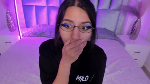 Snapshot of hollypeach_ chatting on April 20, 2026, 7:37 pm hollypeach_ online show from April 20, 2026, 7:37 pm