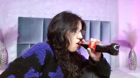 Snapshot of hollypeach_ chatting on May 10, 2026, 6:24 pm hollypeach_ online show from May 10, 2026, 6:24 pm