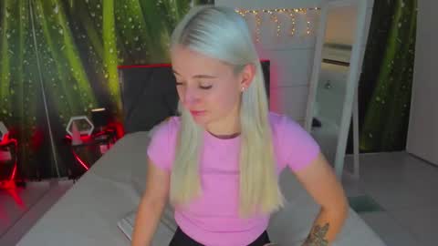 HollyTaillor online show from September 11, 2025, 5:29 am